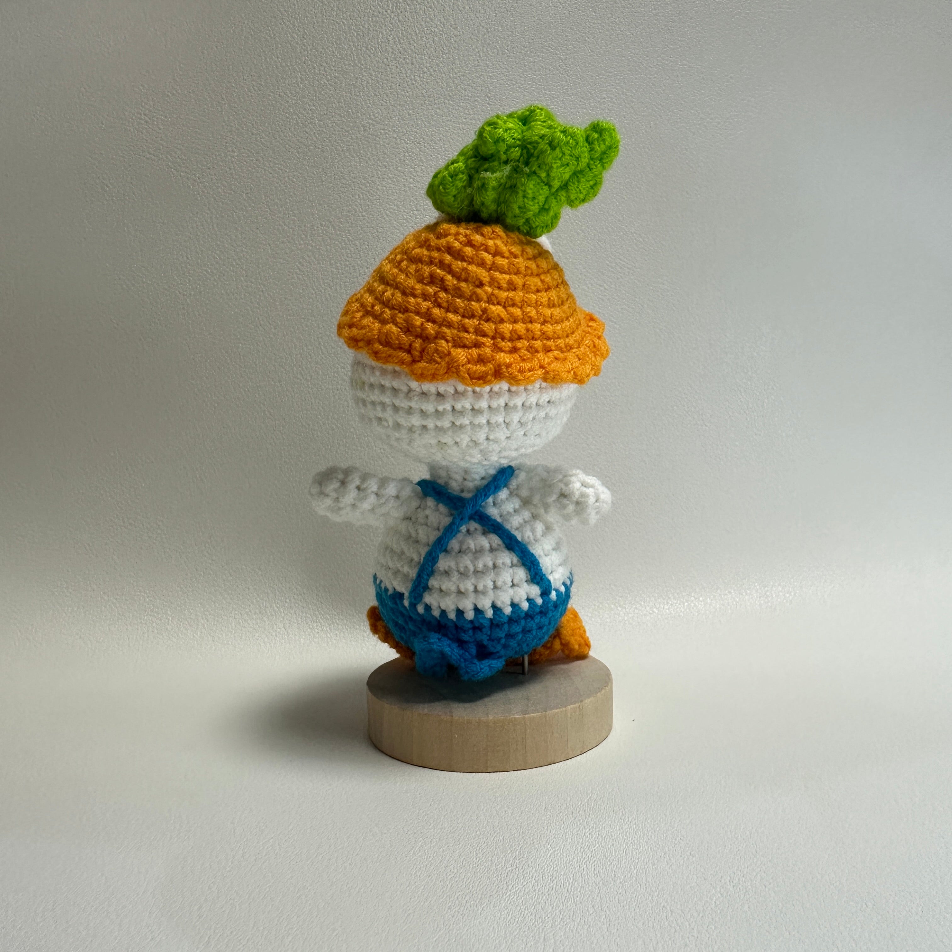 Handmade Crochet Duck Plush – Carrot Hat & Blue Overalls | 12cm×5cm Amigurumi