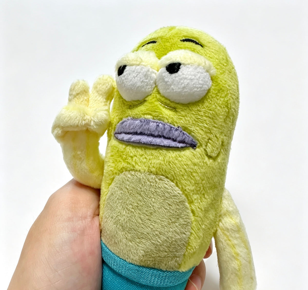 Deadpan Peace Sign Fish — Funny Meme Plush Doll Keychain ✌️🐟